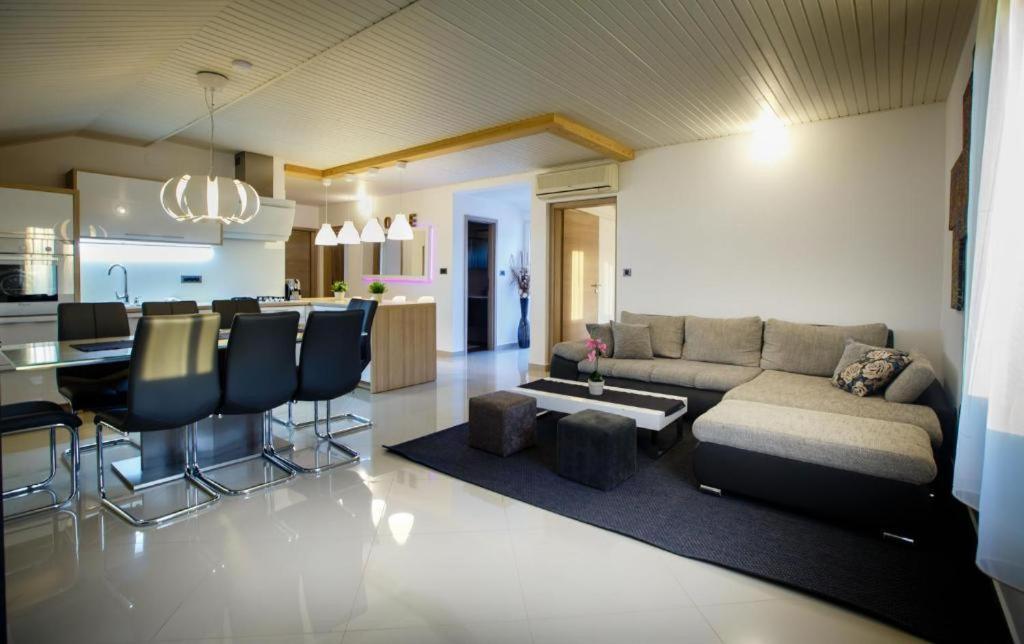 Foric Apartments With Outdoor Heated Pool Rab Town Luaran gambar