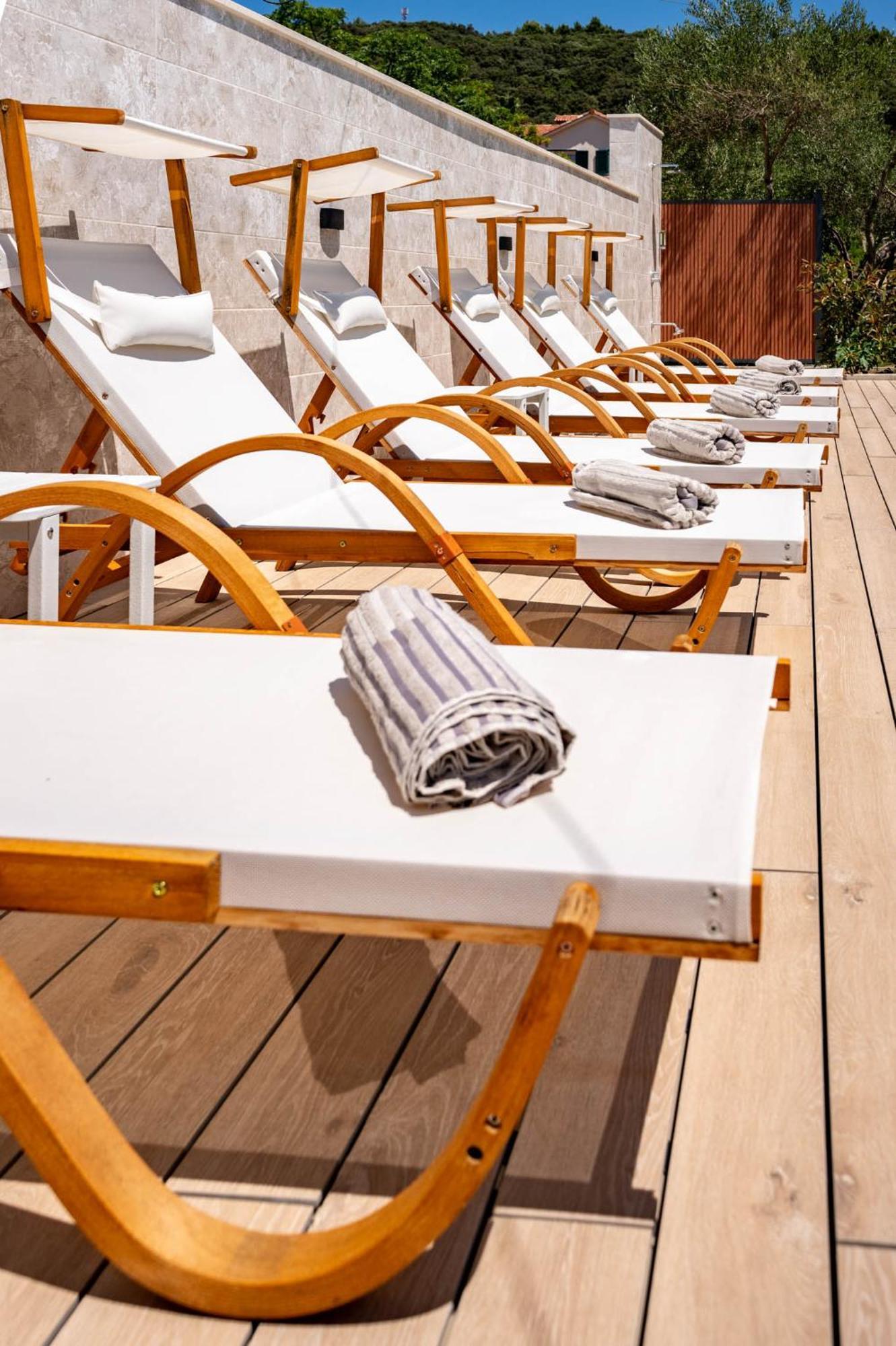 Foric Apartments With Outdoor Heated Pool Rab Town Luaran gambar