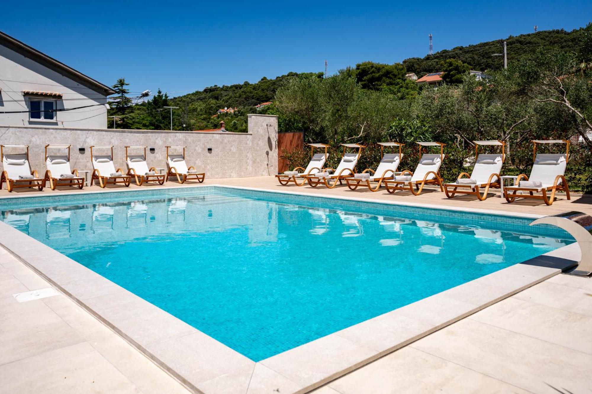 Foric Apartments With Outdoor Heated Pool Rab Town Luaran gambar
