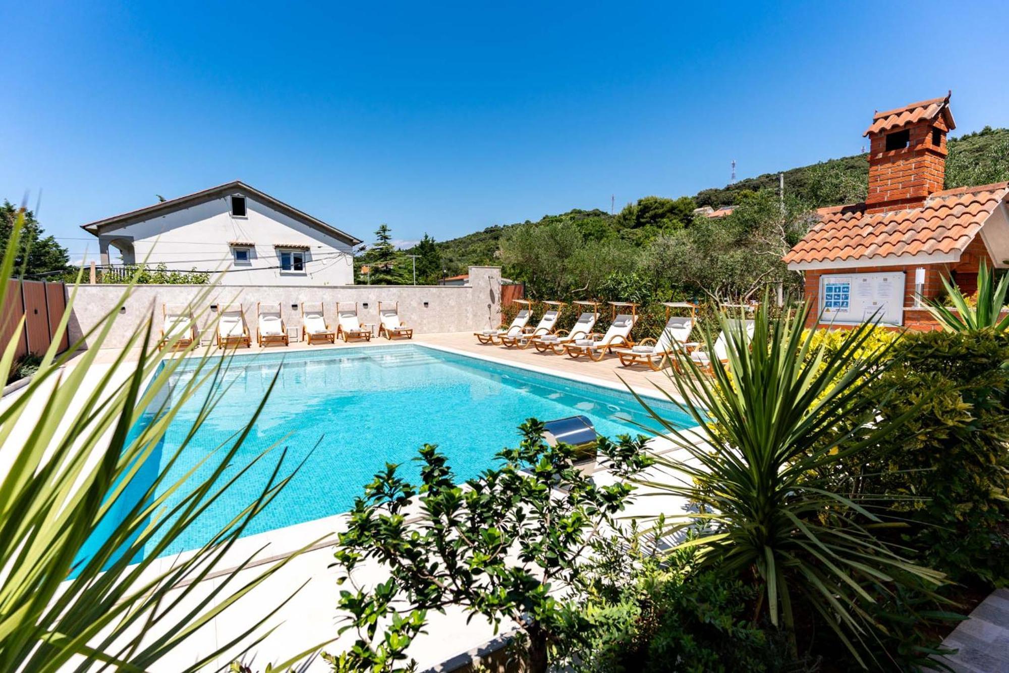 Foric Apartments With Outdoor Heated Pool Rab Town Luaran gambar