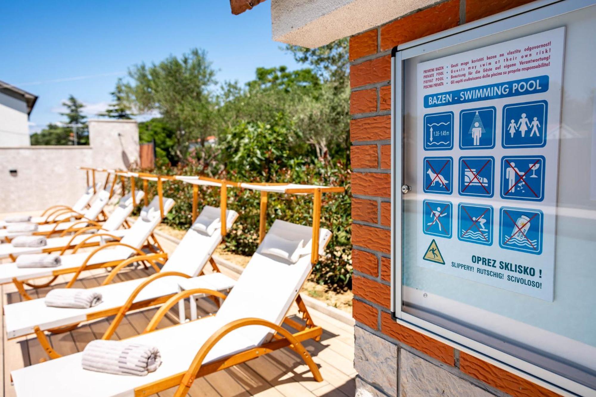 Foric Apartments With Outdoor Heated Pool Rab Town Luaran gambar