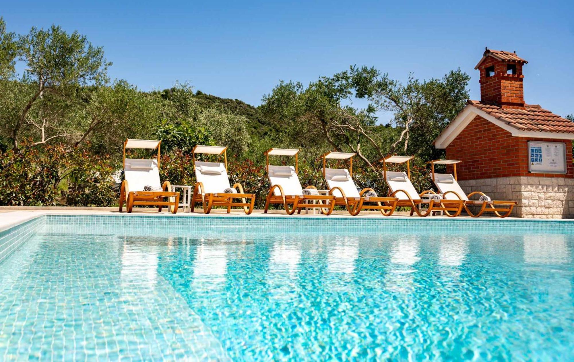 Foric Apartments With Outdoor Heated Pool Rab Town Luaran gambar