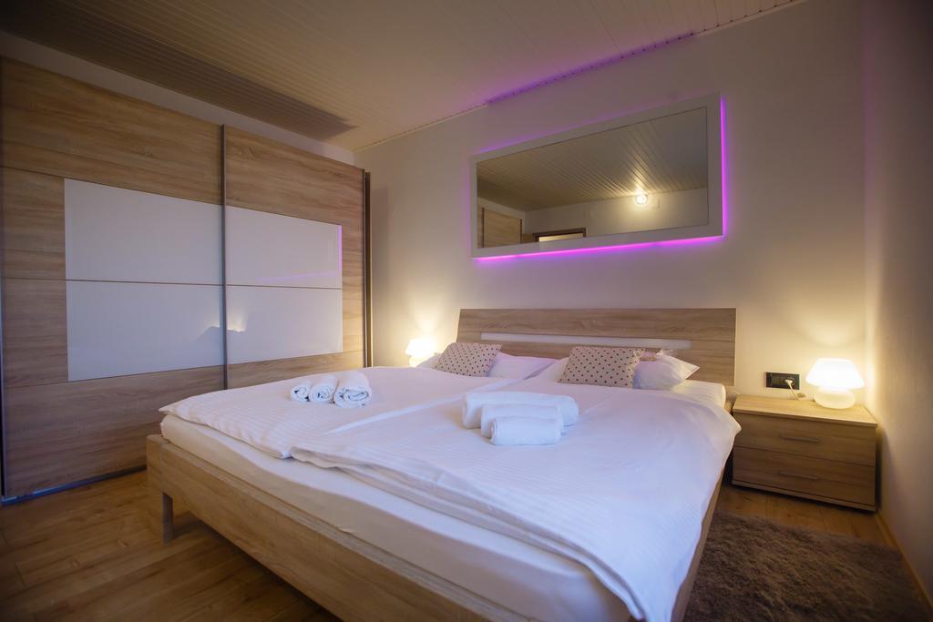 Foric Apartments With Outdoor Heated Pool Rab Town Luaran gambar
