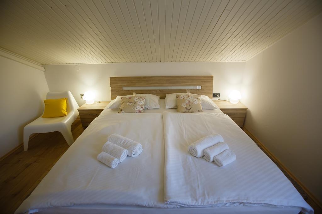 Foric Apartments With Outdoor Heated Pool Rab Town Luaran gambar