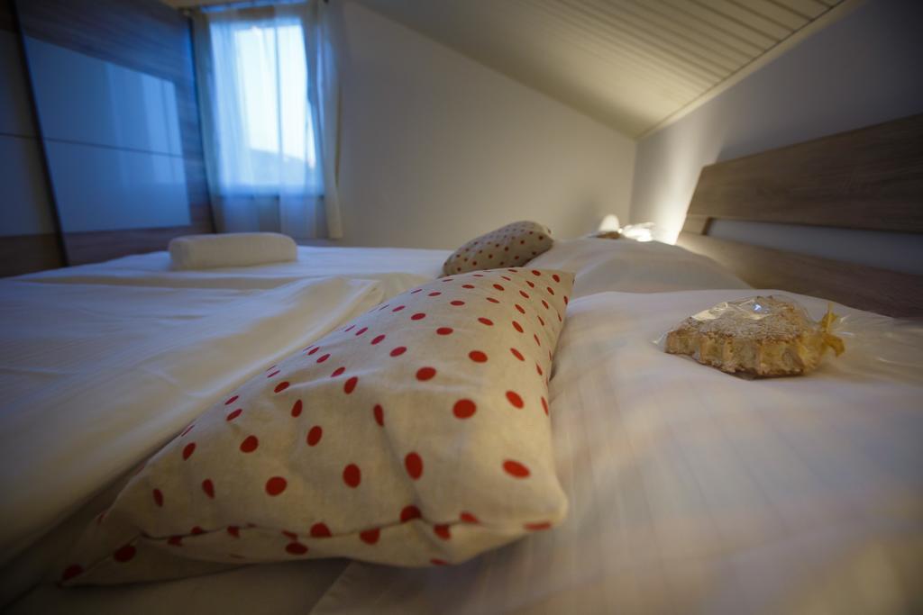 Foric Apartments With Outdoor Heated Pool Rab Town Luaran gambar