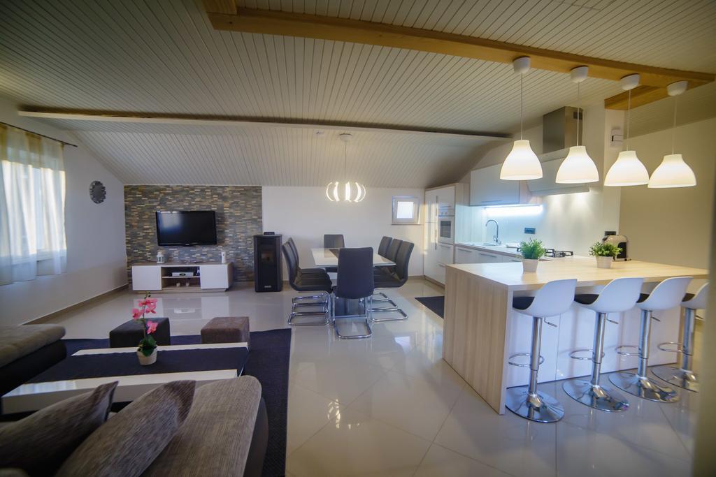 Foric Apartments With Outdoor Heated Pool Rab Town Luaran gambar